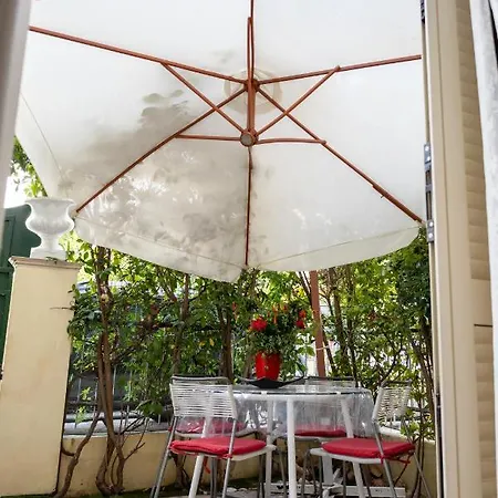 Будинок відпочинку Merlo 2 Mare & Parking В'яреджо